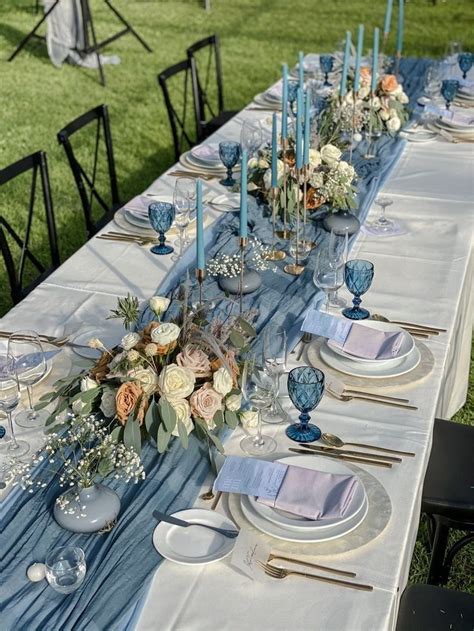 Tavola matrimonio con tovaglia blu e dettagli arancio e oro