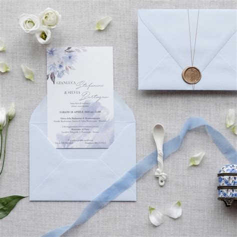 Inviti matrimonio con illustrazioni floreali blu e dettagli oro