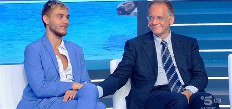 Dettaglio degli abiti di Alessandro Cecchi Paone e Simone Antolini