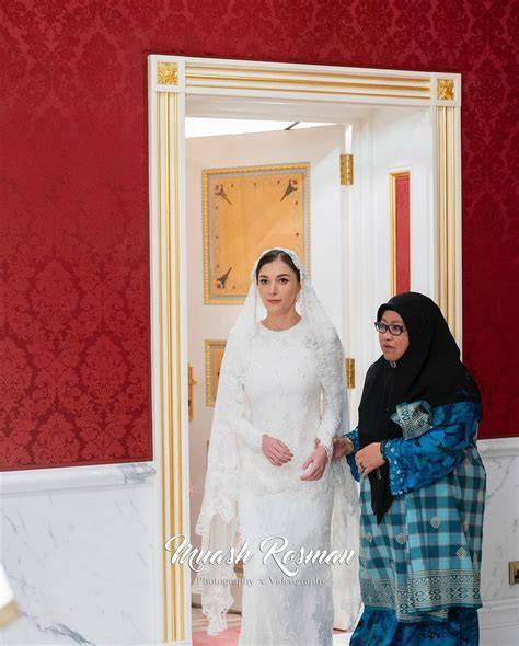 Anisha Rosnah Isa-Kalebic in abito da sposa