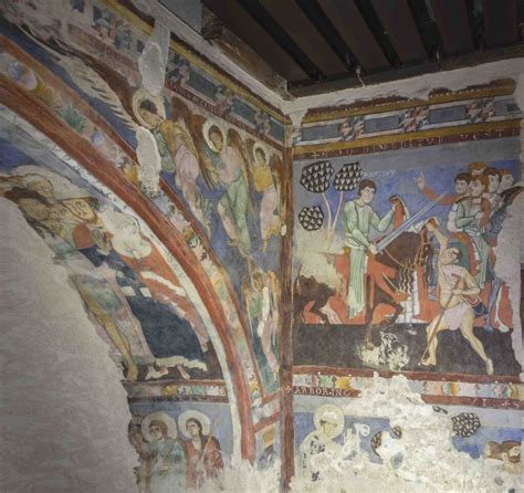 Interno storico di Castel Ivano con affreschi