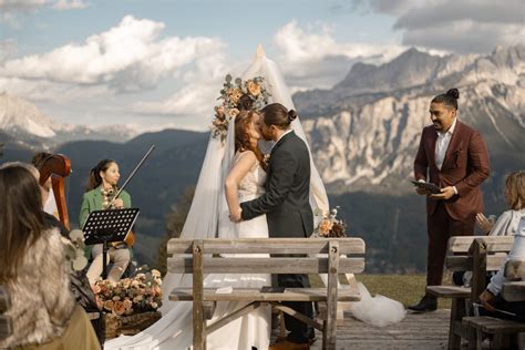 Donne eleganti che partecipano a un matrimonio all'aperto a settembre