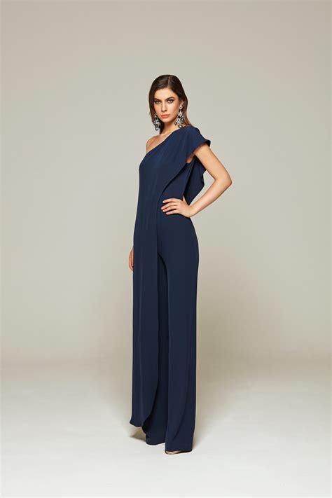 Modella con una elegante jumpsuit blu notte