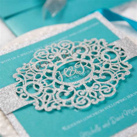 Partecipazione matrimonio color Tiffany con dettagli in pizzo e monogramma