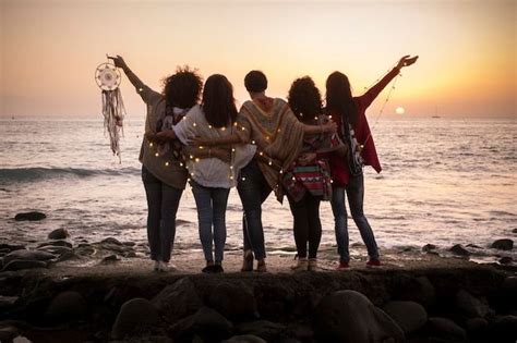 Gruppo di amiche che dipinge con colori vivaci