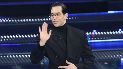 Mahmood con giarrettiere durante Sanremo