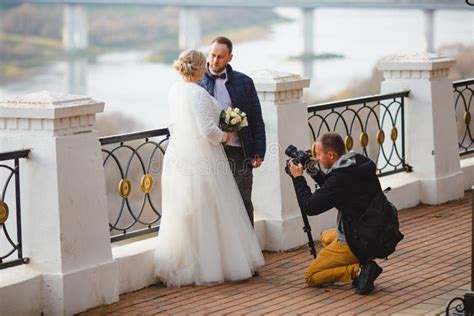 Fotografo di matrimonio che scatta foto emozionanti