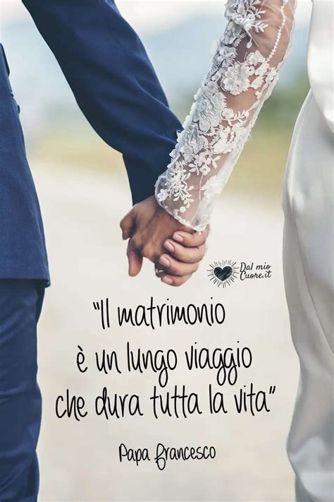 Coppia felice che guarda un video del matrimonio