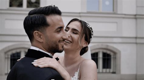 Videomaker che riprende una cerimonia di matrimonio