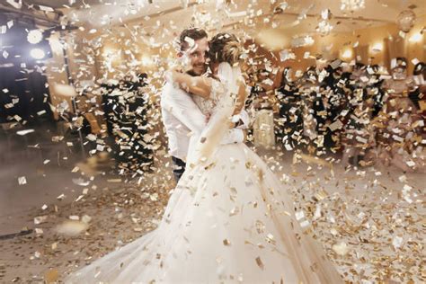 Coppia felice che balla al matrimonio