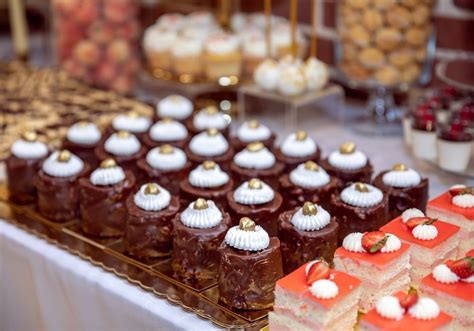 Varietà di dolci per una sweet table nuziale