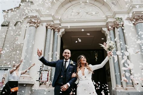 Coppia che parla con un parroco per le pubblicazioni di matrimonio