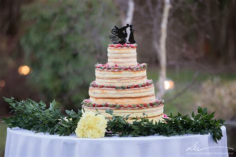 Composizione di una torta nuziale fatta con pizza