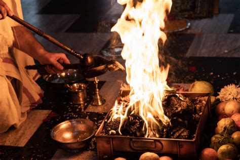 Cerimonia nuziale indiana con fuoco sacro