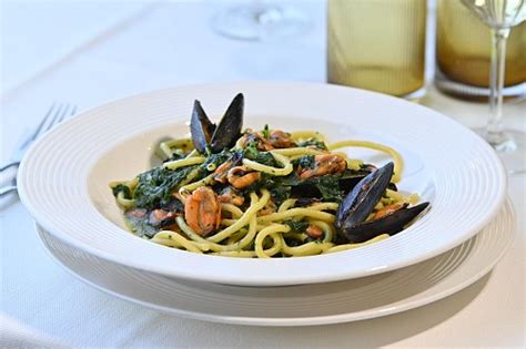 Piatto tipico italiano servito in un ristorante sul mare