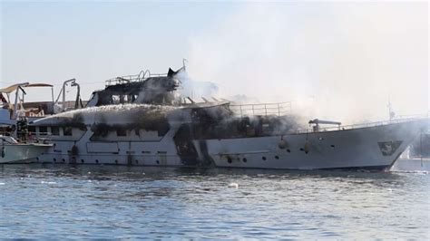 Coppia di celebrità su uno yacht al largo della Sardegna