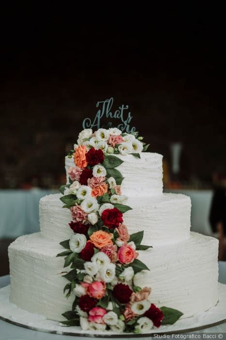 Torta nuziale con fiori freschi