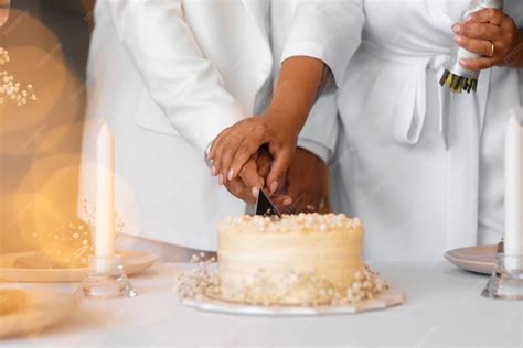 Coppia che taglia la torta nuziale