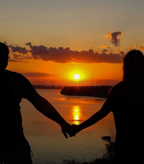 Coppia romantica su una spiaggia sarda al tramonto