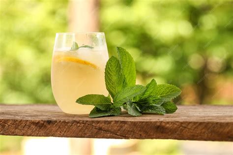 Primo piano di un bicchiere di limonata fresca