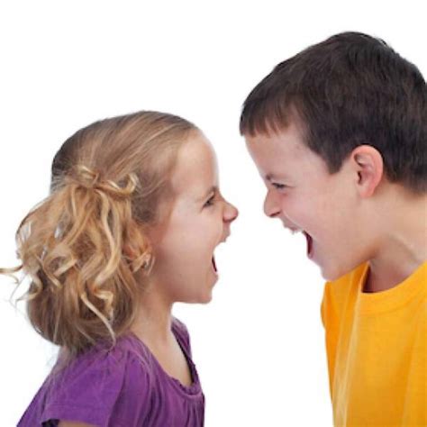 bambino che osserva genitori litigare