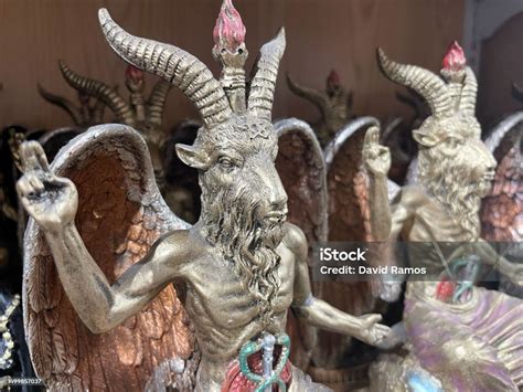 Statua di Baphomet in una cappella