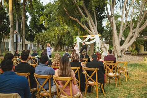Tavola da banchetto allestita all'aperto sotto gli alberi