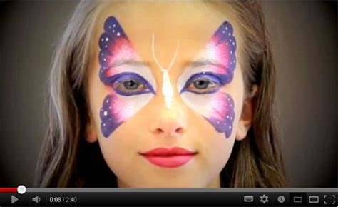 Bambina con trucco da farfalla