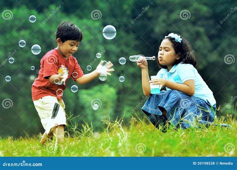 Bambini che giocano con le bolle di sapone