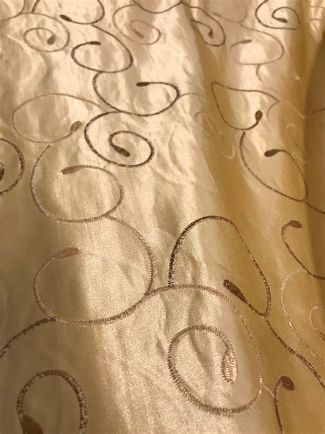 tessuto di taffetà con decorazioni floreali