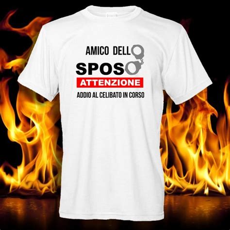 Simbolo di manette stilizzate su una maglietta per addio al celibato