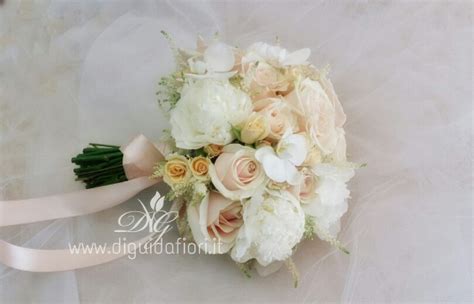 Bouquet per sposa primavera con rose pesca e peonie rosa