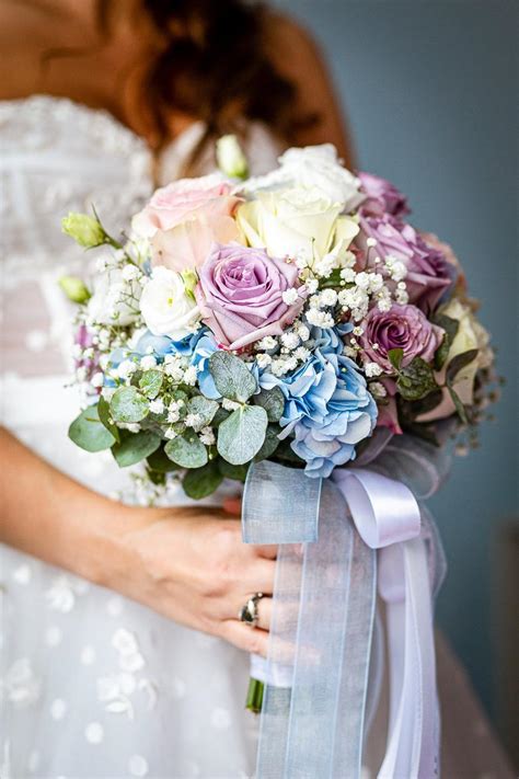 Bouquet per sposa estate con ortensie rosa cipria e dalie bianche