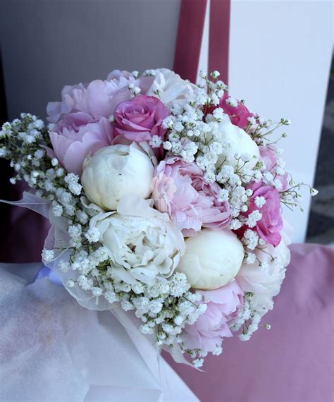 Bouquet di peonie e rose bianche e salmone per seconde nozze