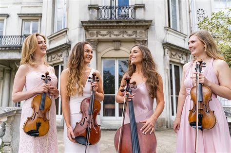 Quartetto d'archi che suona durante una cerimonia di matrimonio