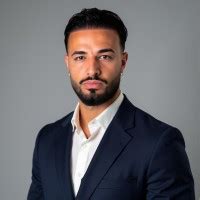 Ritratto di Davide Salerno con attrezzatura fotografica
