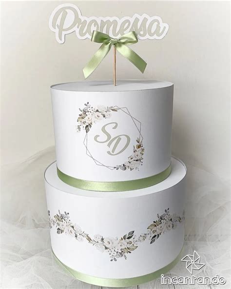 dettagli decorativi per torta di promessa: macarons, nastri