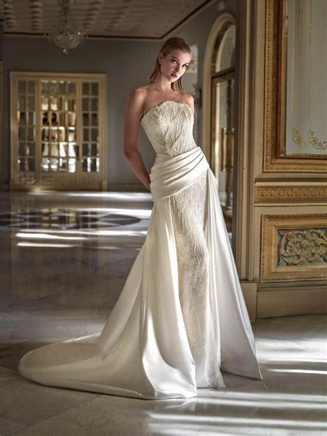 Esempi di abiti da sposa color crema e avorio