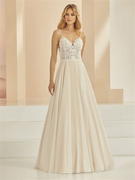 Abito da sposa color champagne con dettagli dorati