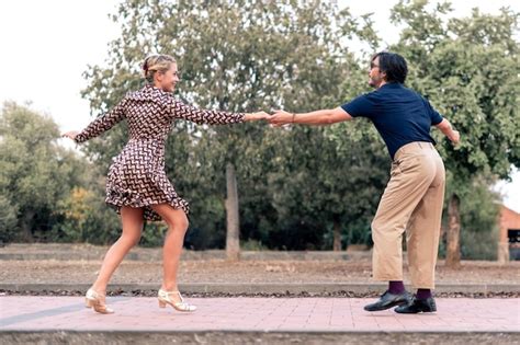 coppia che balla swing
