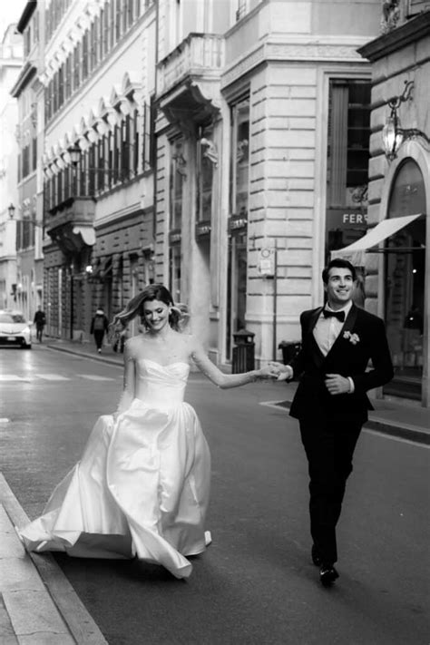 Esempio di foto di matrimonio in bianco e nero, che cattura un momento emozionante