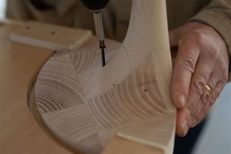 Dettaglio del manico ergonomico in legno di frassino del cardatore WIDU®