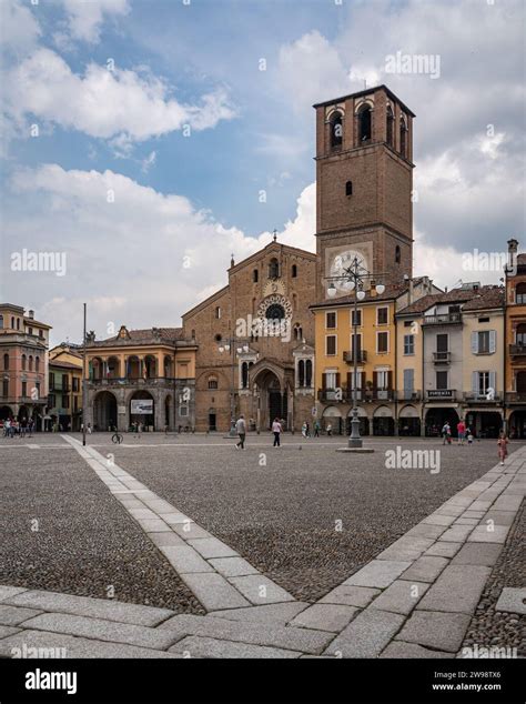 piazza di un paese italiano