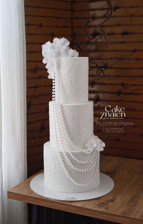 Nastrini e dettagli decorativi su torta nuziale