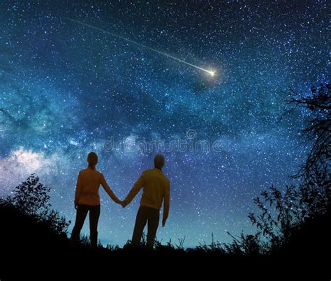 coppia romantica che guarda le stelle a Tenerife