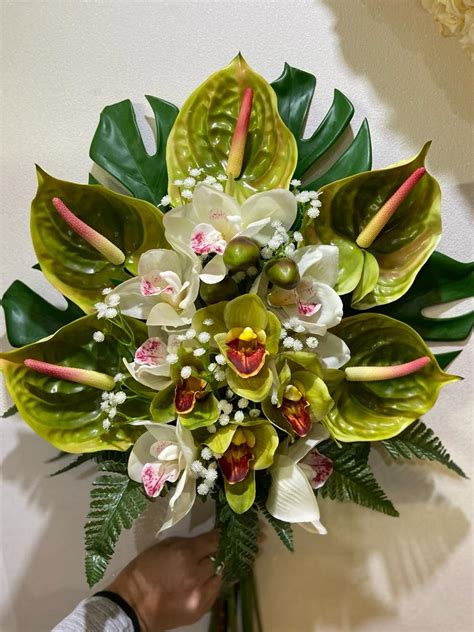 Composizione di fiori freschi per braccialetto