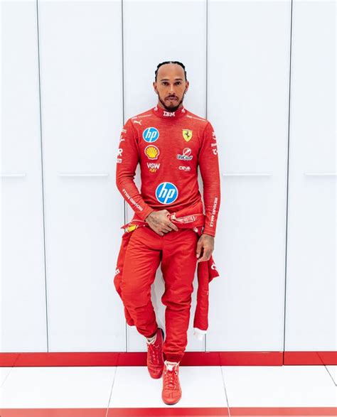 Lewis Hamilton in tuta Ferrari