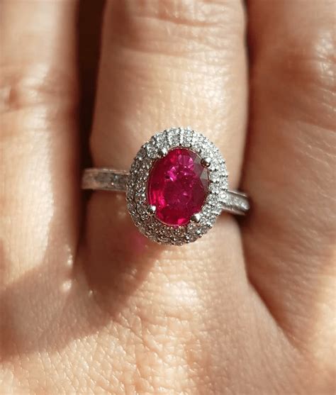 Anello con rubino rosa birmano