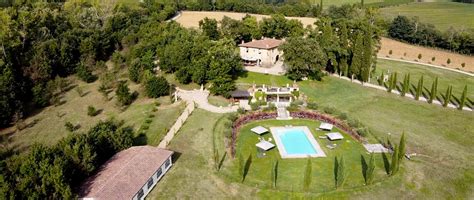 Vista panoramica della Tenuta Canto alla Moraia con vigneti e colline toscane