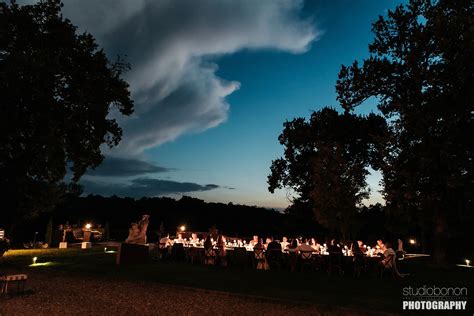 Tavola apparecchiata per un matrimonio rustico chic a Canto alla Moraia con vista sui vigneti